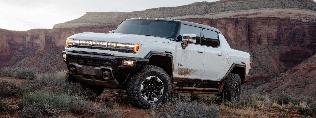 Camioneta GMC HUMMER EV estacionada.