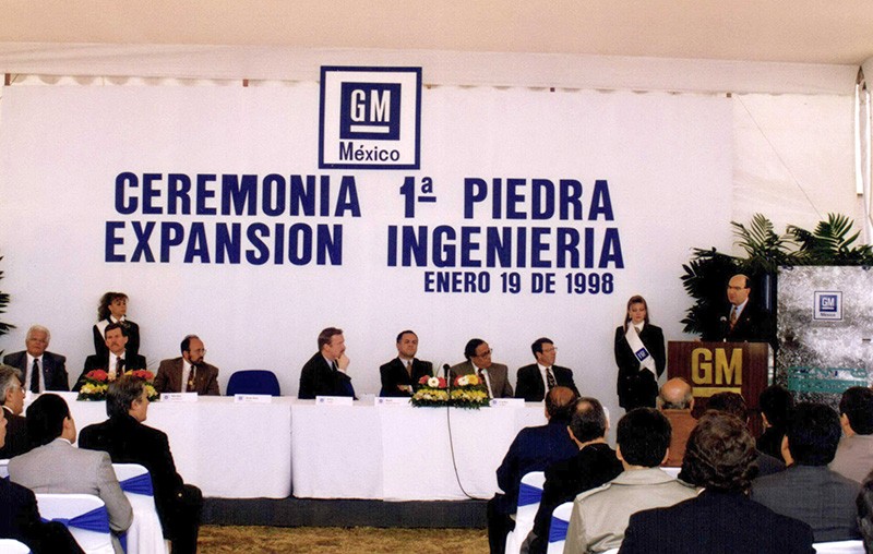 GM México celebra la expansión de ingeniería en enero de 1998