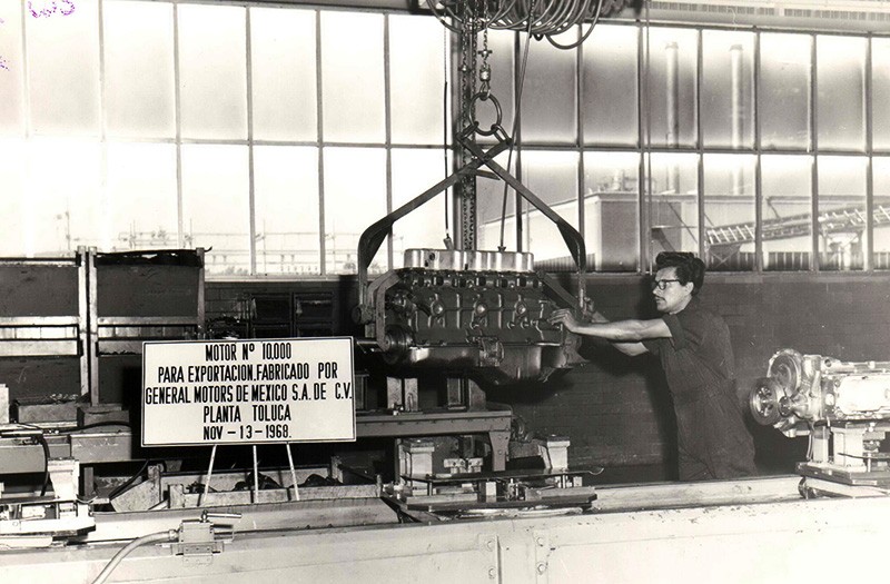 Un colaborador mueve un bloque de motor en la planta de ensamble de Complejo Toluca, noviembre de 1968.